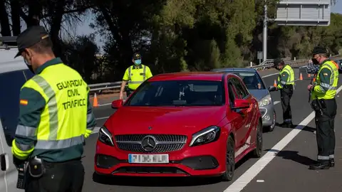 Agentes de la Guardia Civil de Tráfico montan un control en la autopista AP-4 Sevilla-Cádiz Agentes de la Guardia Civil de Tráfico montan un control en la autopista AP-4 Sevilla-Cádiz