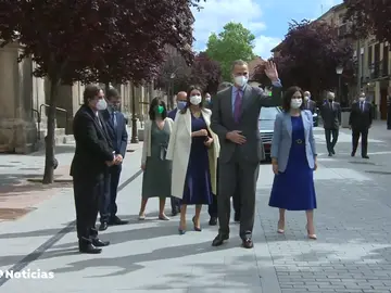 El gesto de Ayuso que sorprende al rey al tocarle la cintura El gesto de Ayuso que sorprende al rey al tocarle la cintura