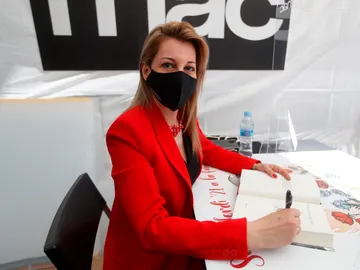 La escritora Eva García Sáenz de Urturi firma uno de sus libros, La escritora Eva García Sáenz de Urturi firma uno de sus libros,