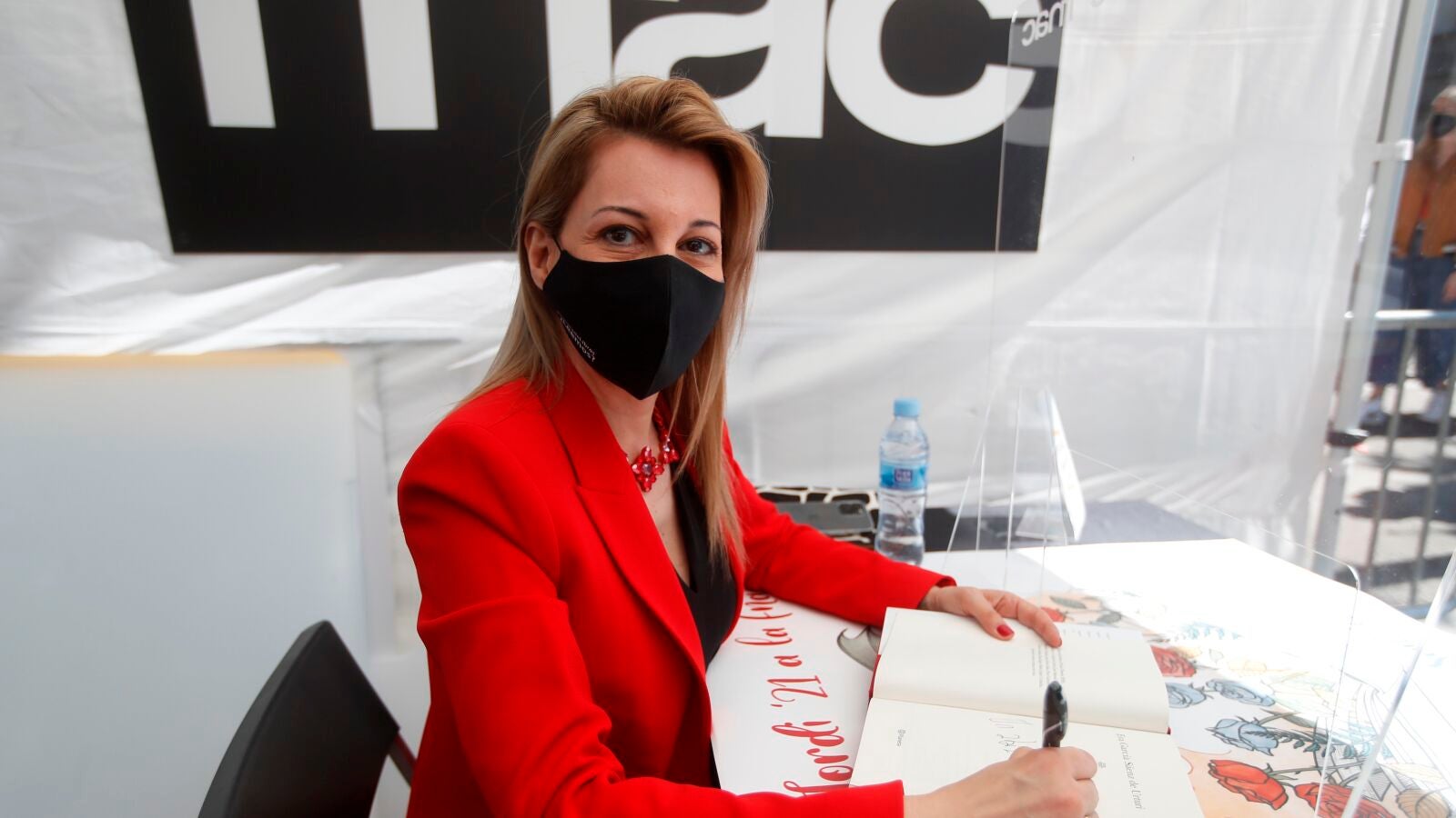 Eva García Sáenz de Urturi, Premio Planeta 2020, triunfa en un Sant Jordi marcado por la pandemia 