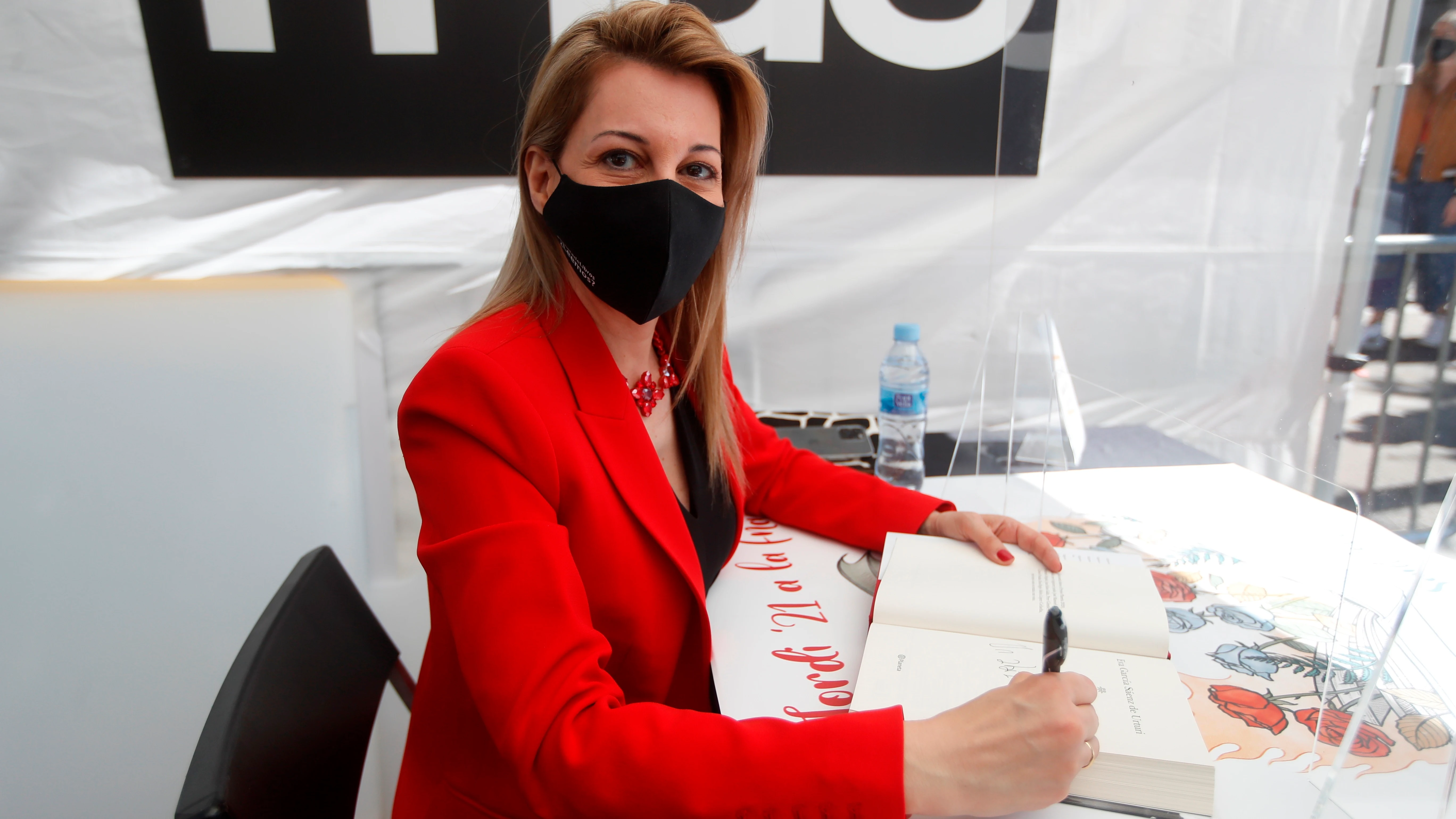 La escritora Eva Garc&iacute;a S&aacute;enz de Urturi firma uno de sus libros,