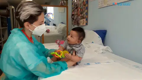 Operado con éxito un bebé de dos meses de un trombo cerebral, el paciente más pequeño del mundo Operado con éxito un bebé de dos meses de un trombo cerebral, el paciente más pequeño del mundo