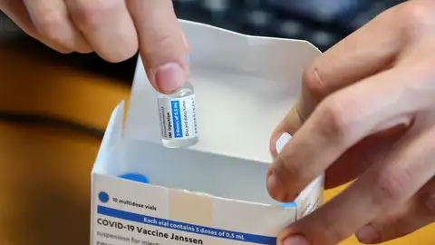 Noticias de la mañana (23-04-21) La vacuna de Janssen puede hacer que lleguemos a los 5 millones de inmunizados en mayo en España Noticias de la mañana (23-04-21) La vacuna de Janssen puede hacer que lleguemos a los 5 millones de inmunizados en mayo en España