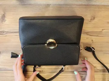 El truco de moda de redes sociales que convierte un bolso en una mochila El truco de moda de redes sociales que convierte un bolso en una mochila