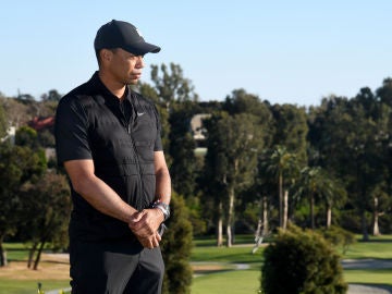 Tiger Woods publica una foto en muletas