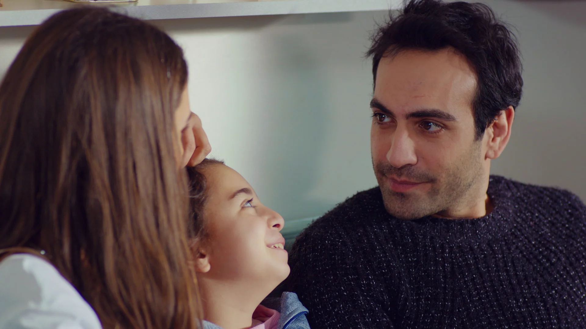 ¿Sueño o realidad? Demir y Candan se han casado y vuelven a casa con Öykü 'Mi hija'