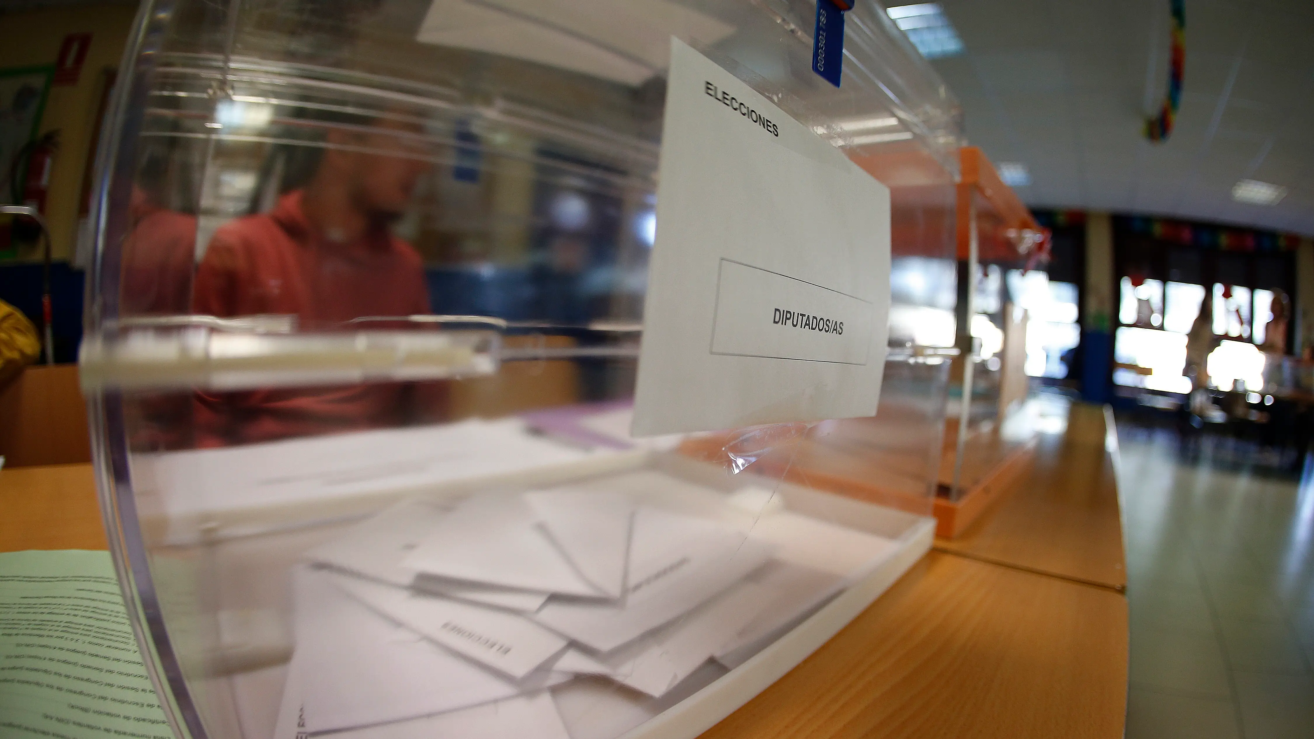 Fotografía de archivo de una urna electoral. Fotografía de archivo de una urna electoral.