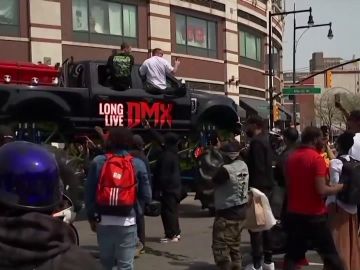 Cientos de motoristas acompaña al féretro del rapero DMX a su paso por Nueva York