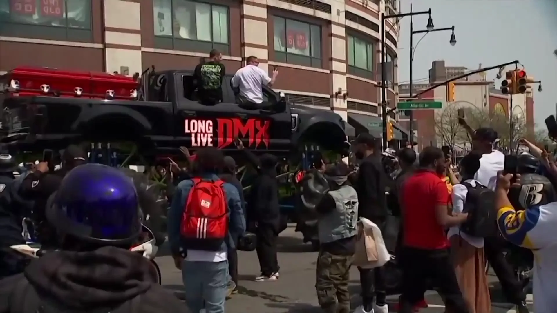 Cientos de motoristas acompaña al féretro del rapero DMX a su paso por Nueva York Cientos de motoristas acompaña al féretro del rapero DMX a su paso por Nueva York