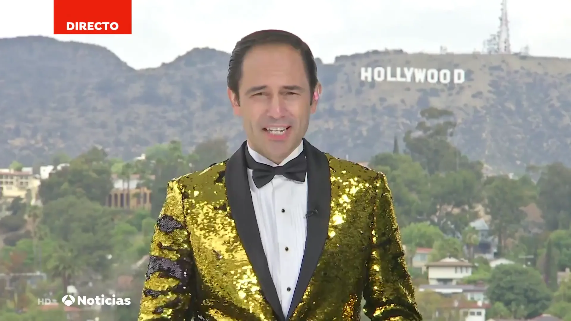 Nuestro corresponsal Jos&eacute; &Aacute;ngel Abad sigue la tradici&oacute;n y sorprende con su chaqueta para los Premios &Oacute;scar 2021