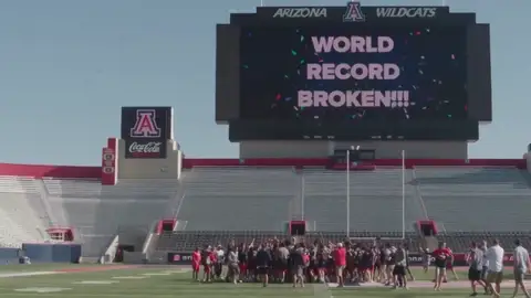 Rob Gronkowski entra en el Libro Guiness de los Récords al completar un pase desde un helicóptero Rob Gronkowski entra en el Libro Guiness de los Récords al completar un pase desde un helicóptero