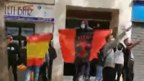 Un grupo de fascistas insulta Gabriel Rufián en Dénia al grito de "maricón" y "hijo de puta" Un grupo de fascistas insulta Gabriel Rufián en Dénia al grito de "maricón" y "hijo de puta"