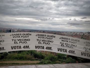 Colocan una pancarta de 1 kilómetro en Vallecas con el lema "quien vota fijo es tu vecino el pijo"