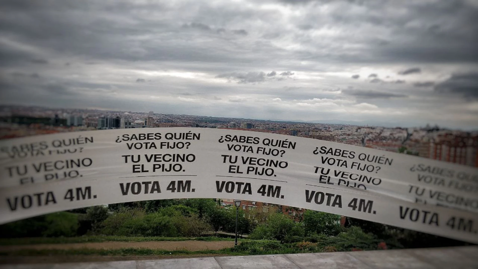 Colocan una pancarta de 1 kilómetro en Vallecas con el lema &quot;quien vota fijo es tu vecino el pijo&quot;