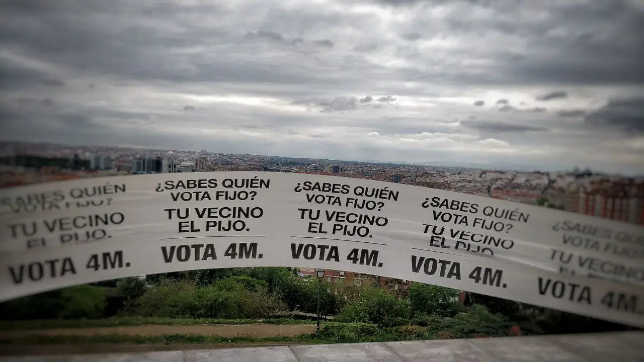 Colocan una pancarta de 1 kil&oacute;metro en Vallecas con el lema "quien vota fijo es tu vecino el pijo"