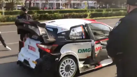 Ogier choca con un coche en la carretera y le para la policía Ogier choca con un coche en la carretera y le para la policía