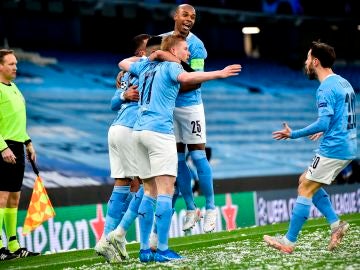 Los jugadores del City celebran el gol de Mahrez