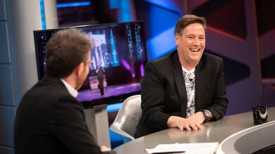 Carlos Latre se mete en la piel de Almeida, Pedro Sánchez y Pablo Iglesias para simular las felicitaciones que recibirá Ayuso