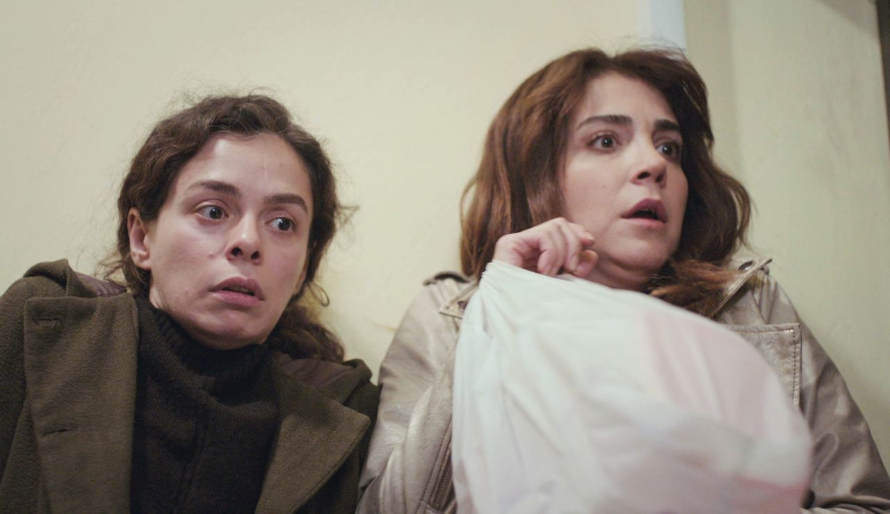 Bahar y Ceyda, víctimas de una redada por el negocio de Bersan en 'Mujer' Bahar y Ceyda, víctimas de una redada por el negocio de Bersan en 'Mujer'