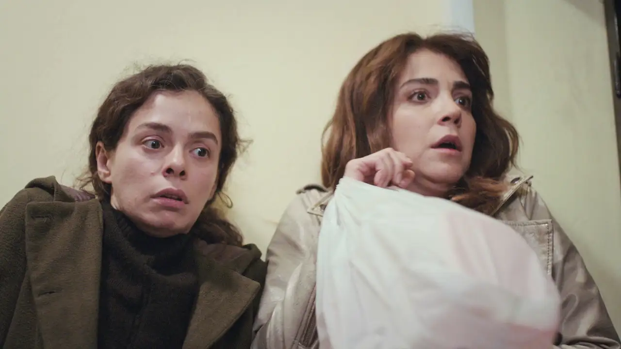 Bahar y Ceyda, víctimas de una redada por el negocio de Bersan en 'Mujer'
