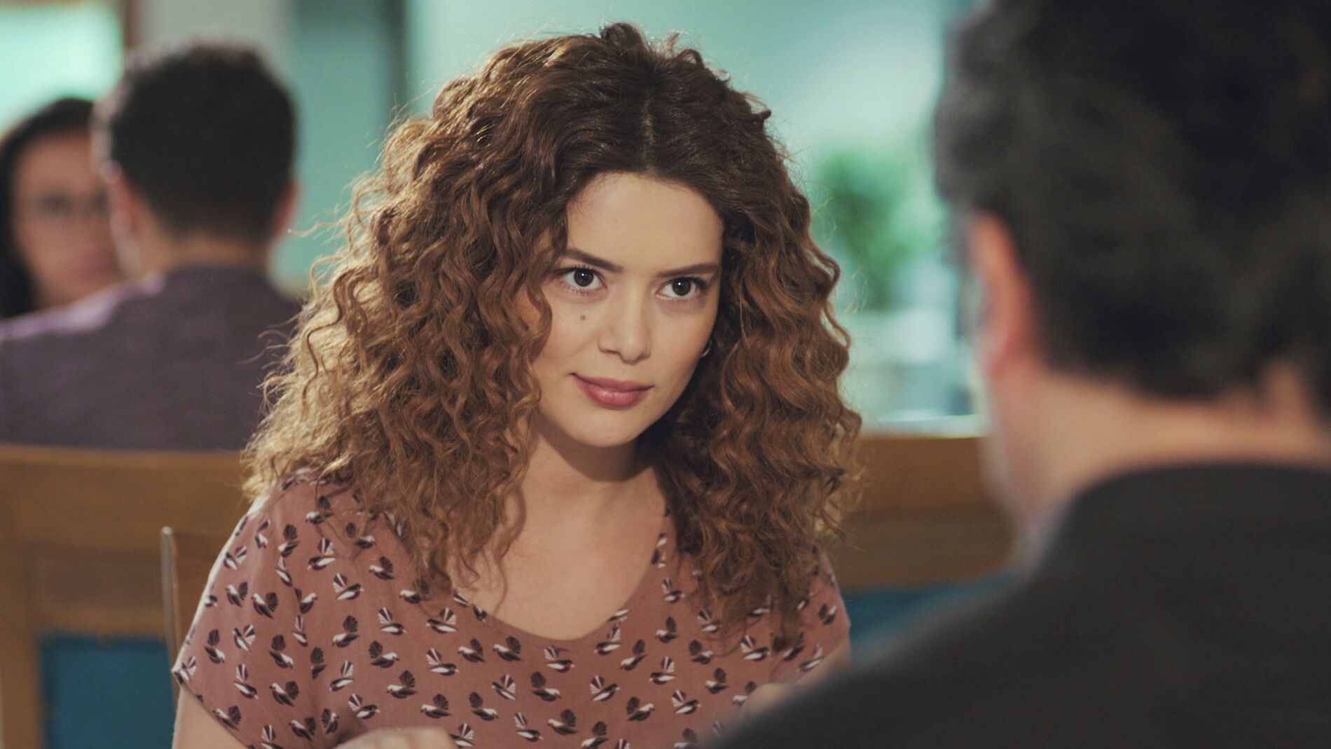 &iexcl;Sirin cena a solas con Arif! Intimar con &eacute;l, su nueva trampa en 'Mujer'