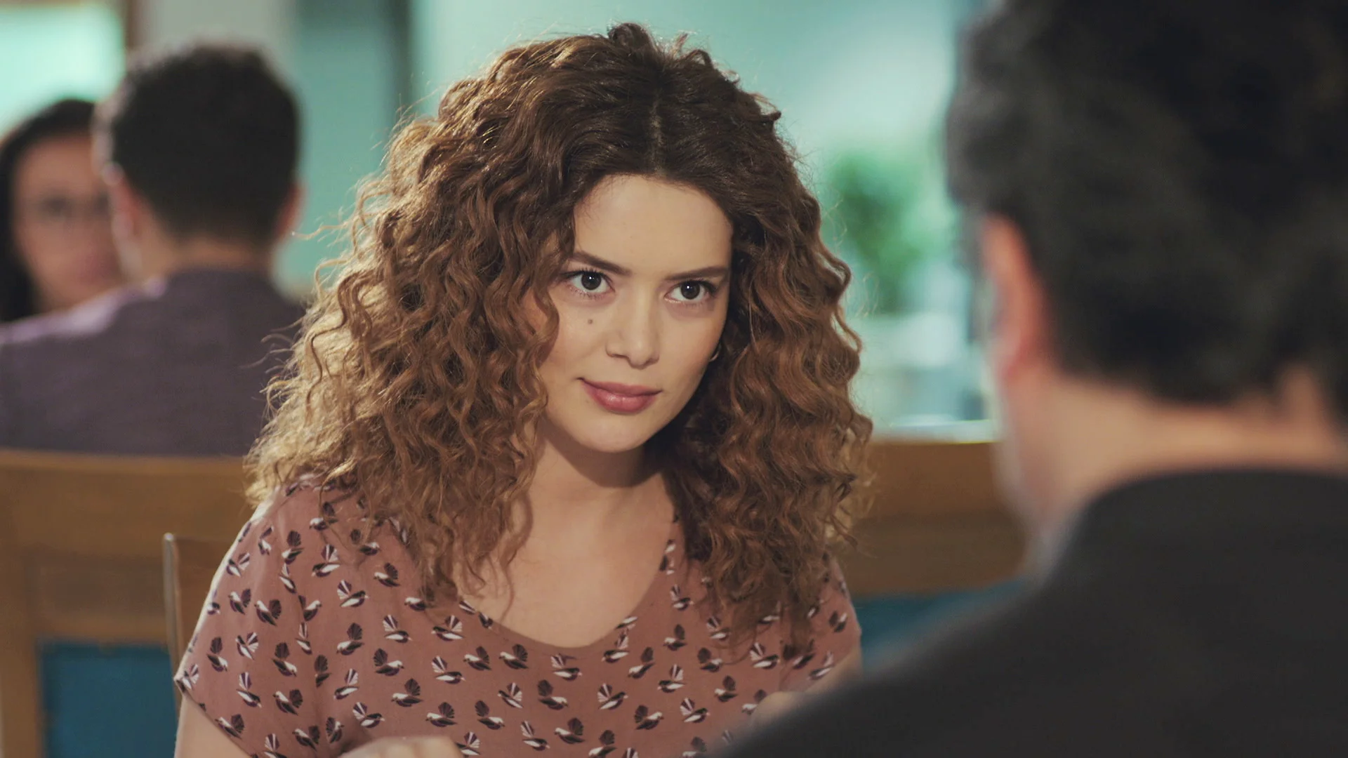 ¡Sirin cena a solas con Arif! Intimar con él, su nueva trampa en 'Mujer'