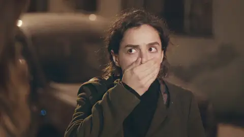 Bahar se da cuenta del secreto de las cacerolas de Cem en 'Mujer' Bahar se da cuenta del secreto de las cacerolas de Cem en 'Mujer'