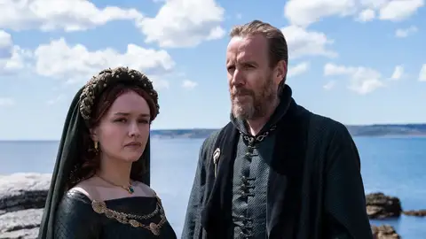 Olivia Cooke y Rhys Ifans como Alicent y Otto Hightower En 'La casa del dragón'