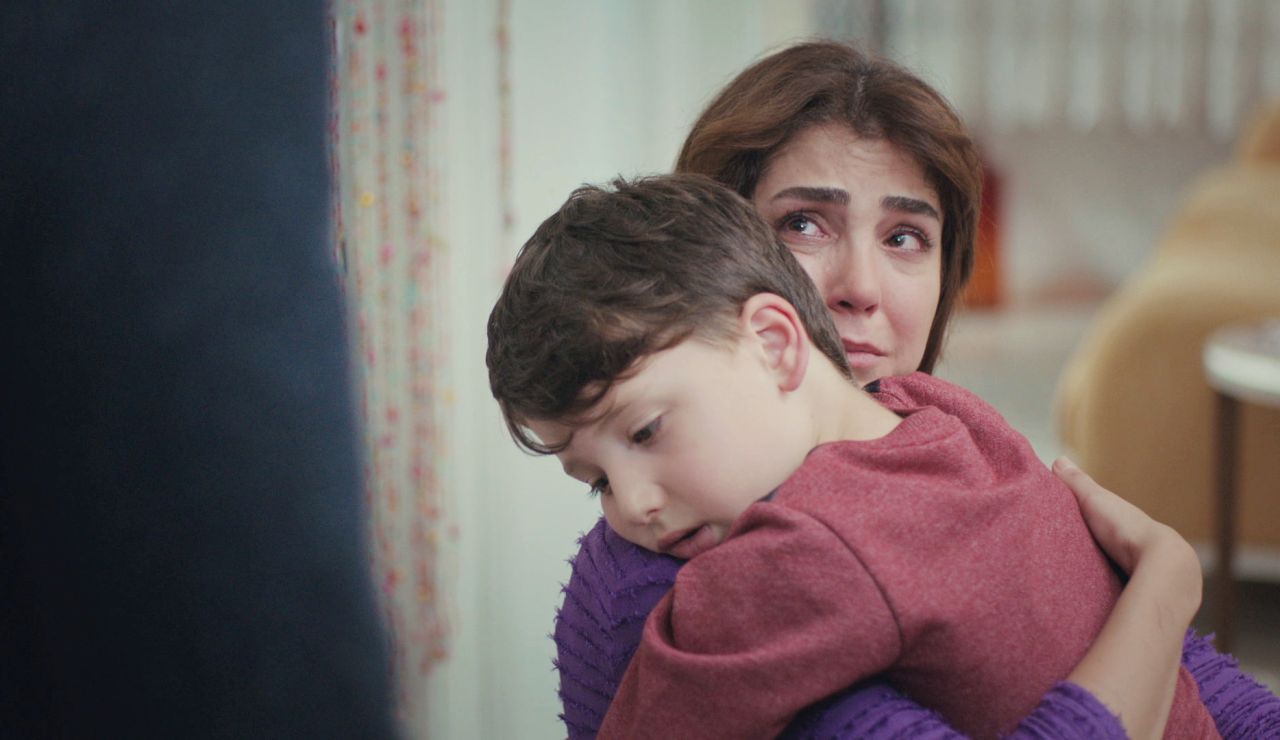 Emre amenaza con separar a Ceyda de Arda en 'Mujer' Emre amenaza con separar a Ceyda de Arda en 'Mujer'