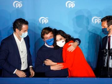 Isabel Díaz Ayuso celebra su victoria junto a Martínez Almeida y Pablo Casado