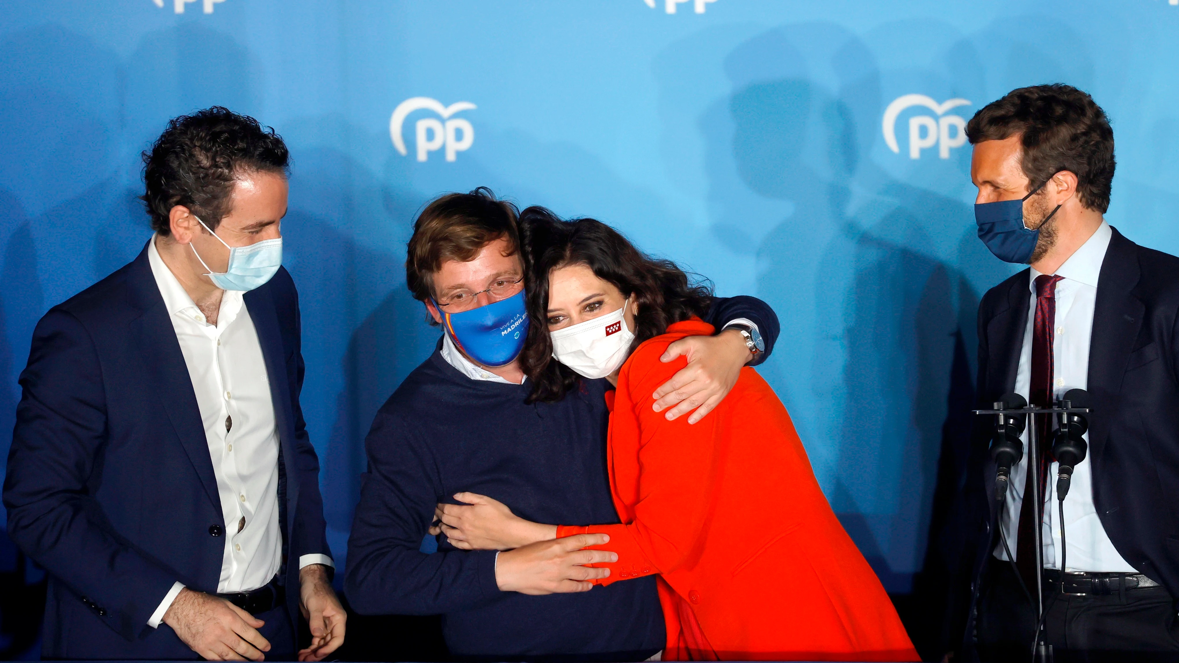 Isabel Díaz Ayuso celebra su victoria junto a Martínez Almeida y Pablo Casado Isabel Díaz Ayuso celebra su victoria junto a Martínez Almeida y Pablo Casado