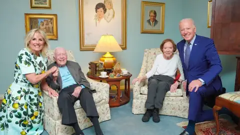 La extraña foto de Jill y Joe Biden con Jimmy Carter y su esposa que se ha vuelto viral La extraña foto de Jill y Joe Biden con Jimmy Carter y su esposa que se ha vuelto viral
