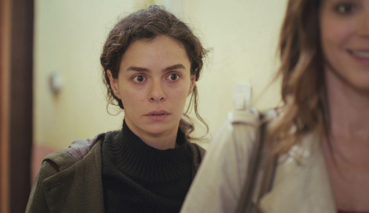 Un golpe de suerte salva a Bahar y Ceyda de ser detenidas en 'Mujer' Un golpe de suerte salva a Bahar y Ceyda de ser detenidas en 'Mujer'