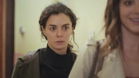 Un golpe de suerte salva a Bahar y Ceyda de ser detenidas en 'Mujer' Un golpe de suerte salva a Bahar y Ceyda de ser detenidas en 'Mujer'