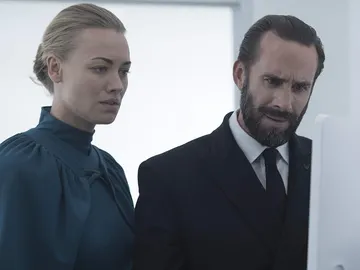 Yvonne Strahovsky y Ralph Fiennes como Serena y Fred en 'El cuento de la criada' Yvonne Strahovsky y Ralph Fiennes como Serena y Fred en 'El cuento de la criada'