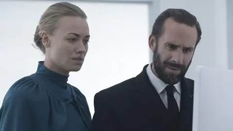 Yvonne Strahovsky y Ralph Fiennes como Serena y Fred en 'El cuento de la criada' Yvonne Strahovsky y Ralph Fiennes como Serena y Fred en 'El cuento de la criada'