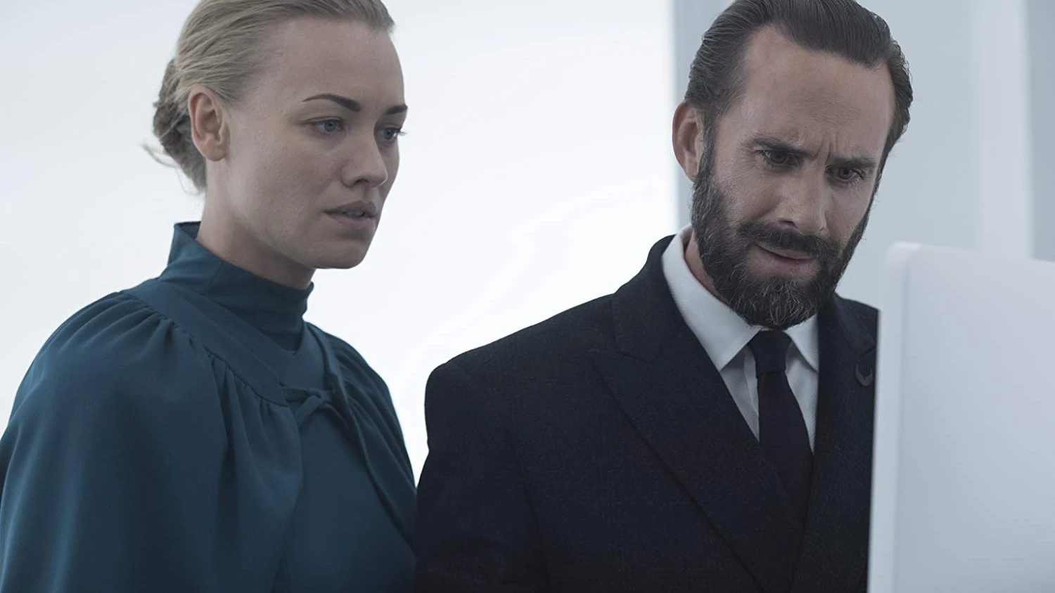 Yvonne Strahovsky y Ralph Fiennes como Serena y Fred en 'El cuento de la criada' Yvonne Strahovsky y Ralph Fiennes como Serena y Fred en 'El cuento de la criada'