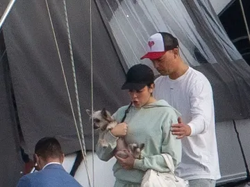 Georgina Rodríguez y Cristiano Ronaldo bajando del barco Georgina Rodríguez y Cristiano Ronaldo bajando del barco