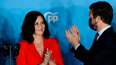 Pablo Casado e Isabel Díaz Ayuso celebran la victoria de Ayuso en Madrid Elecciones Madrid 2021