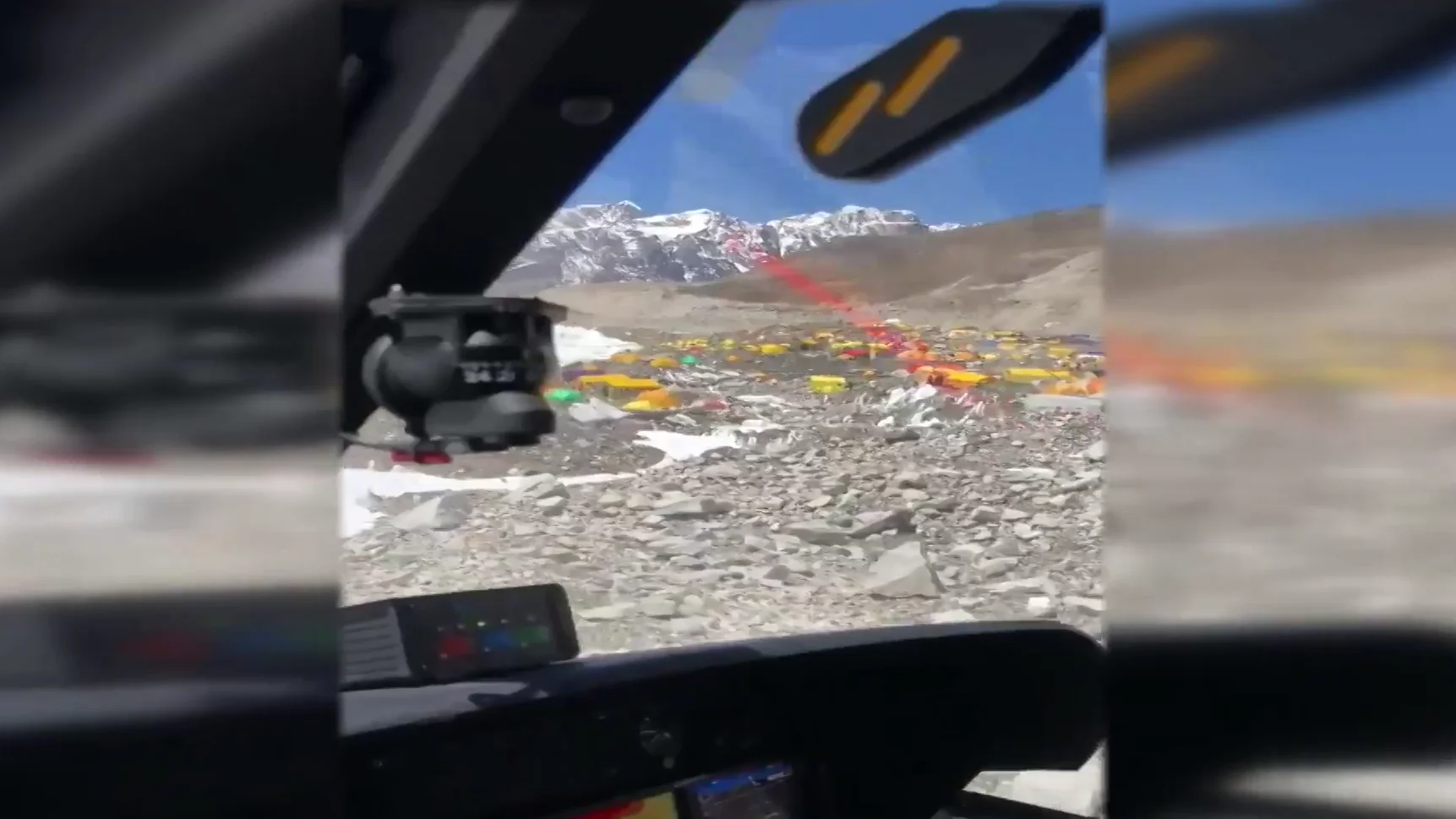 Alpinistas denuncian el uso de helicópteros en el Everest Alpinistas denuncian el uso de helicópteros en el Everest