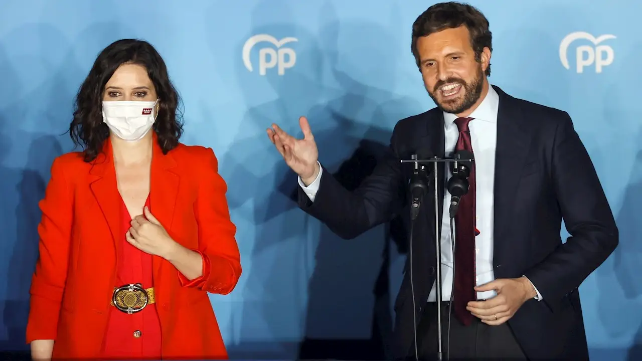 La presidenta de la Comunidad de Madrid y candidata por el Partido Popular a la reelección Isabel Díaz Ayuso, acompañada por el presidente del partido Pablo Casado, en el balcón de la sede del partido en la calle Génova, al conocer los resultados electorales tras los comicios autonómicos madrileños. La presidenta de la Comunidad de Madrid y candidata por el Partido Popular a la reelección Isabel Díaz Ayuso, acompañada por el presidente del partido Pablo Casado, en el balcón de la sede del partido en la calle Génova, al conocer los resultados electorales tras los comicios autonómicos madrileños.