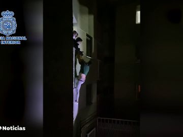 Una joven convence a su pareja para que no se tire por la ventana tras agredirla en Madrid: "Porfa sube"