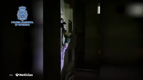 Una joven convence a su pareja para que no se tire por la ventana tras agredirla en Madrid: "Porfa sube" Una joven convence a su pareja para que no se tire por la ventana tras agredirla en Madrid: "Porfa sube"