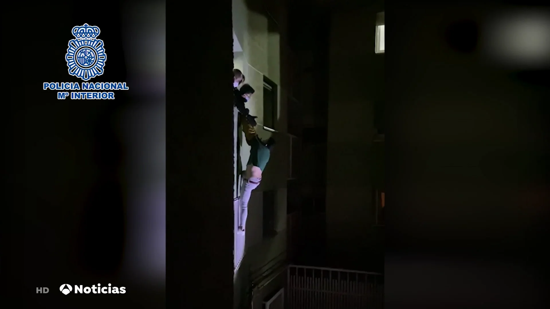 Una joven convence a su pareja para que no se tire por la ventana tras agredirla en Madrid: "Porfa sube"
