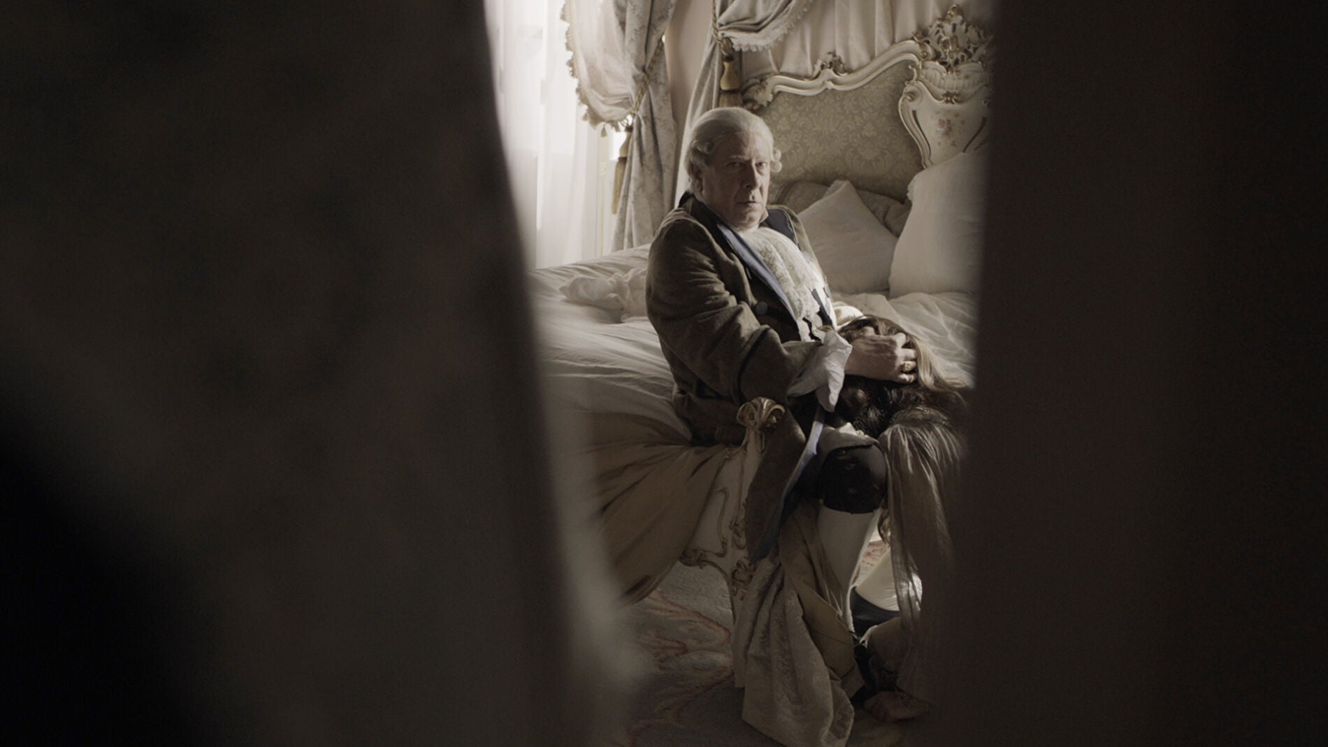 Sol, sometida a un sádico castigo de su marido ante la mirada de Francisco