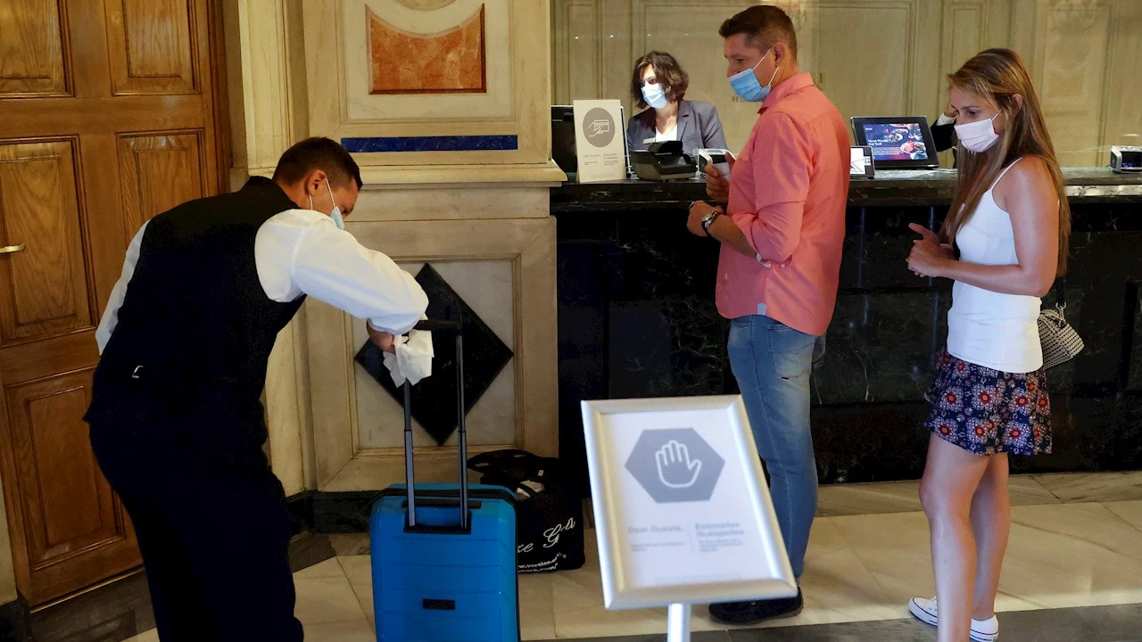 Unos turistas a su llegada a un hotel madrile&ntilde;o