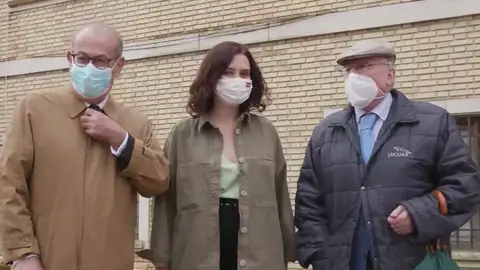 El PSOE ha expulsado a los históricos socialistas Joaquín Leguina y Nicolás Redondo Terreros después de que ambos posaran en un acto con la presidenta de la Comunidad de Madrid, Isabel Díaz Ayuso, en la campaña de las elecciones de Madrid. El PSOE ha expulsado a los históricos socialistas Joaquín Leguina y Nicolás Redondo Terreros después de que ambos posaran en un acto con la presidenta de la Comunidad de Madrid, Isabel Díaz Ayuso, en la campaña de las elecciones de Madrid.