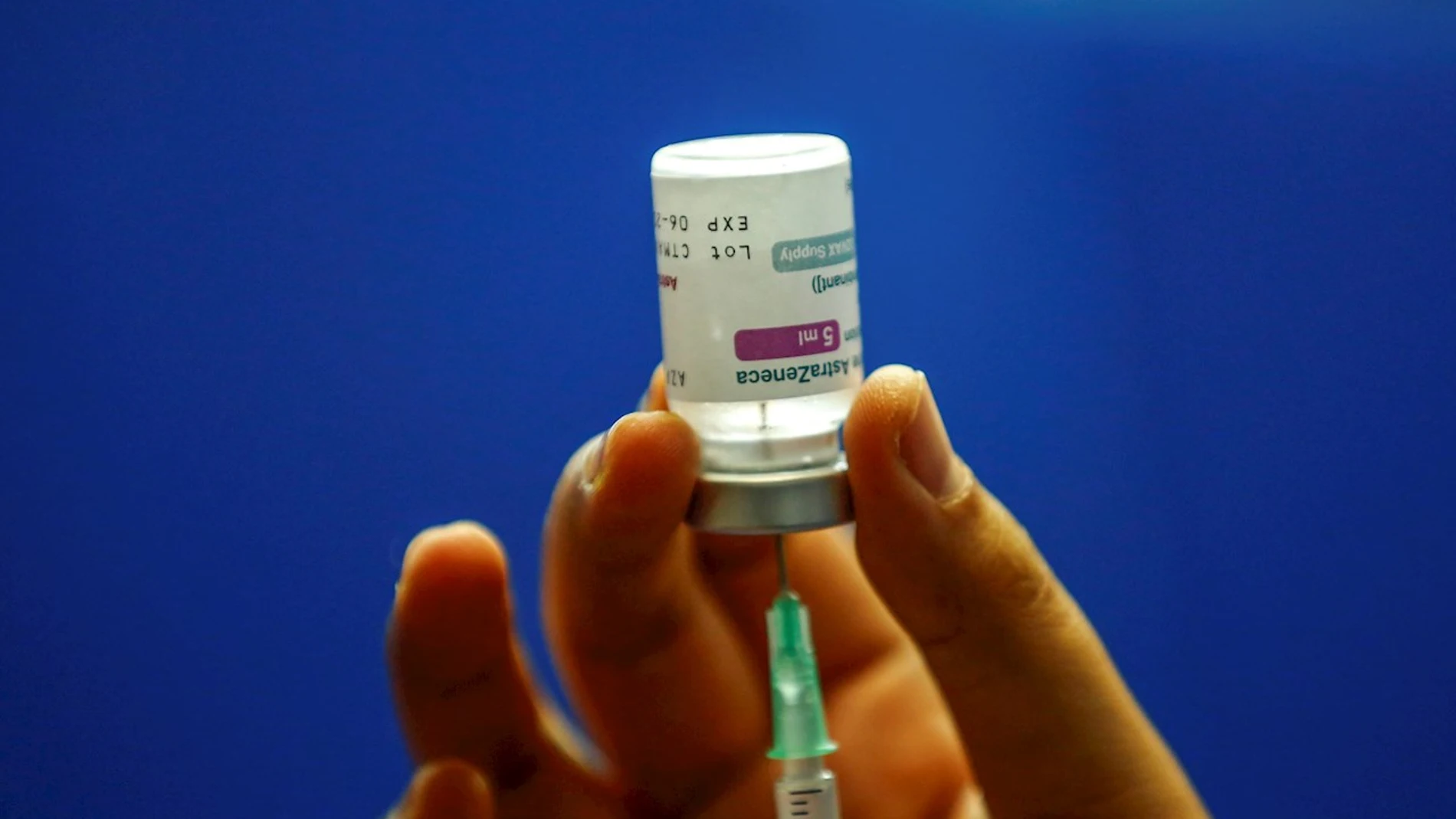 Un sanitario prepara una dosis de la vacuna contra la covid-10 de AstraZeneca