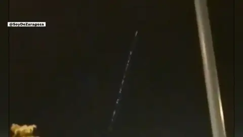 Cadena de pequeñas luces en el cielo Cadena de pequeñas luces en el cielo
