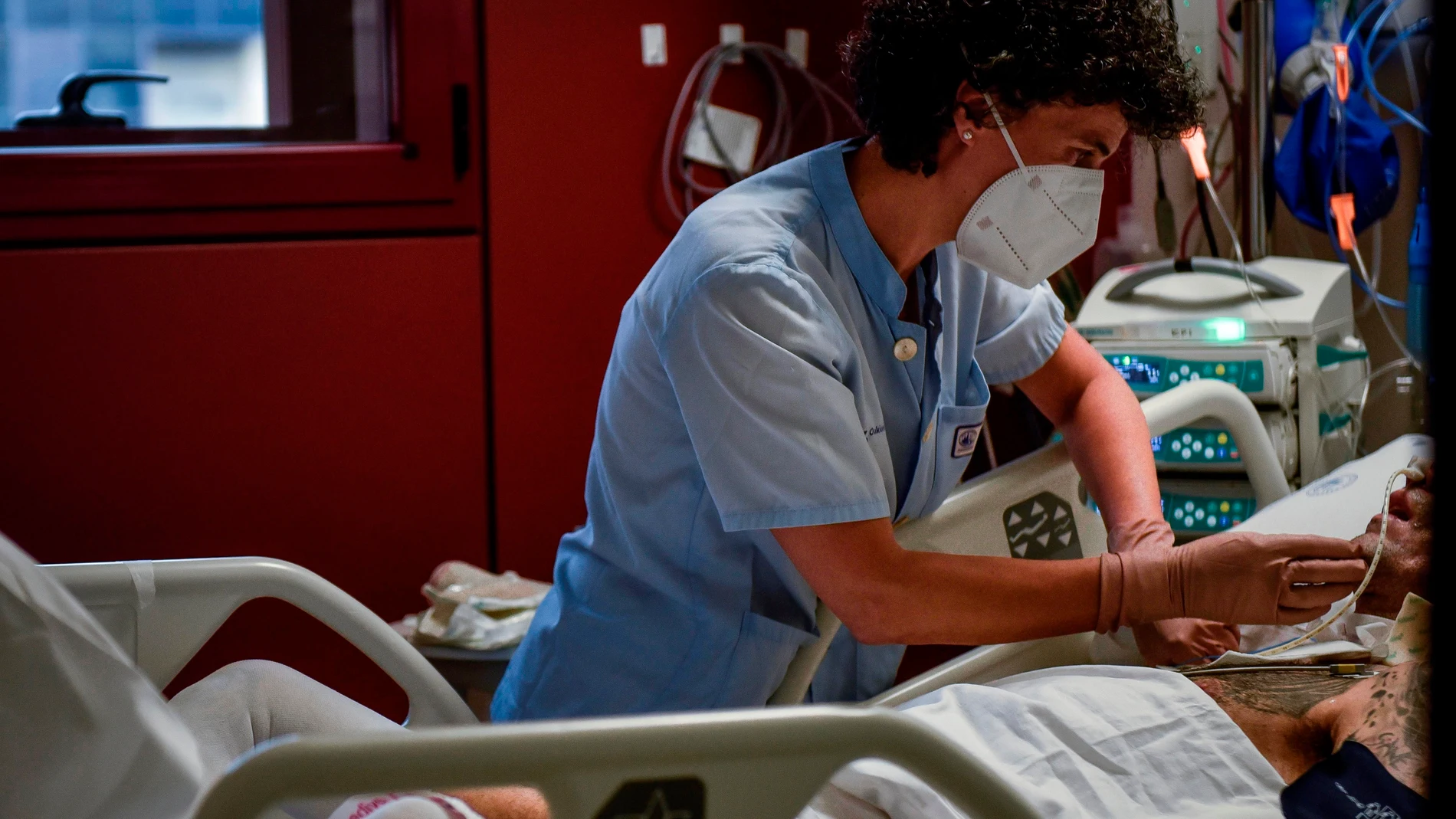 Una sanitaria atiende a un paciente de la UCI del Hospital de Basurto (Bilbao)
